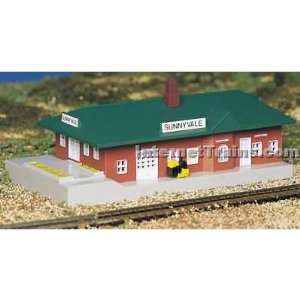  Bachmann N Scale Built Up Passenger Station w/Figure Toys 