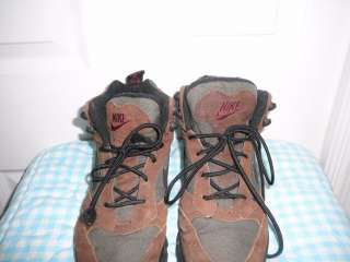 NIKE HIKING BOOTS   WOMENS SIZE 8, MENS SIZE 6.5  
