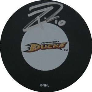  Corey Perry Autographed Puck   Autographed NHL Pucks 