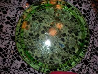 Lovely Green Depression Jeannette Glass Cake Plate Daisy Pattern 