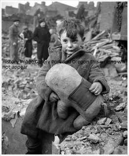 1945 ABANDONED BOY & TEDDY BEAR LONDON BOMBING PHOTO  