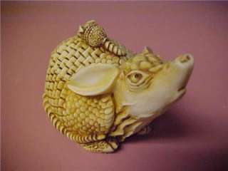 VINTAGE OX BONE SMALL LIDDED SIGNED BOX ARMADILLO MOTHER & BABY  